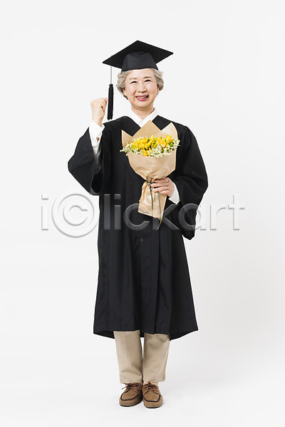 축하 60대 노년 노인여자한명만 사람 여자 한국인 한명 JPG 앞모습 포토 꽃다발 노인대학 대학교 들기 미소(표정) 스튜디오촬영 실내 실버라이프 응시 전신 졸업 졸업가운 파이팅 평생교육 학사모 할머니 흰배경