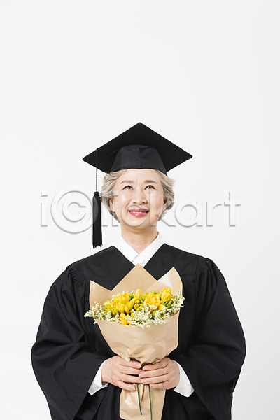 축하 60대 노년 노인여자한명만 사람 여자 한국인 한명 JPG 앞모습 포토 꽃다발 노인대학 대학교 들기 미소(표정) 상반신 스튜디오촬영 실내 실버라이프 응시 졸업 졸업가운 평생교육 학사모 할머니 흰배경