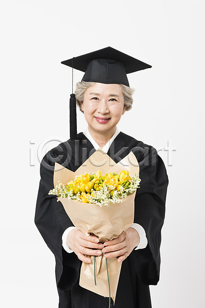60대 노년 노인여자한명만 사람 여자 한국인 한명 JPG 앞모습 포토 꽃다발 노인대학 대학교 들기 미소(표정) 상반신 스튜디오촬영 실내 실버라이프 응시 졸업 졸업가운 평생교육 학사모 할머니 흰배경