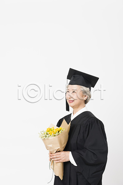 축하 60대 노년 노인여자한명만 사람 여자 한국인 한명 JPG 옆모습 포토 꽃다발 노인대학 대학교 들기 미소(표정) 상반신 스튜디오촬영 실내 실버라이프 응시 졸업 졸업가운 평생교육 학사모 할머니 흰배경