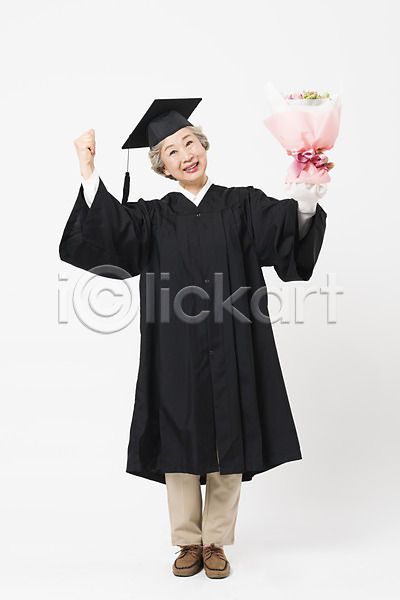 축하 60대 노년 노인여자한명만 사람 여자 한국인 한명 JPG 앞모습 포토 꽃다발 노인대학 대학교 들기 미소(표정) 스튜디오촬영 실내 실버라이프 응시 응원 전신 졸업 졸업가운 파이팅 학사모 할머니 흰배경