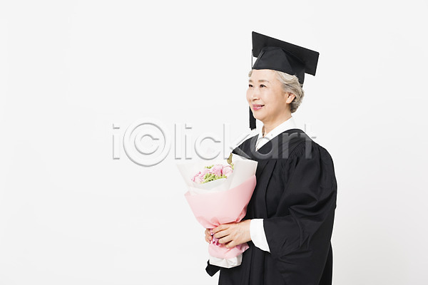 60대 노년 노인여자한명만 사람 여자 한국인 한명 JPG 옆모습 포토 꽃다발 노인대학 대학교 들기 미소(표정) 상반신 스튜디오촬영 실내 실버라이프 응시 졸업 졸업가운 학사모 할머니 흰배경