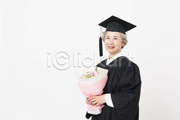 축하 60대 노년 노인여자한명만 사람 여자 한국인 한명 JPG 옆모습 포토 꽃다발 노인대학 대학교 들기 미소(표정) 상반신 스튜디오촬영 실내 실버라이프 응시 졸업 졸업가운 평생교육 학사모 할머니 흰배경