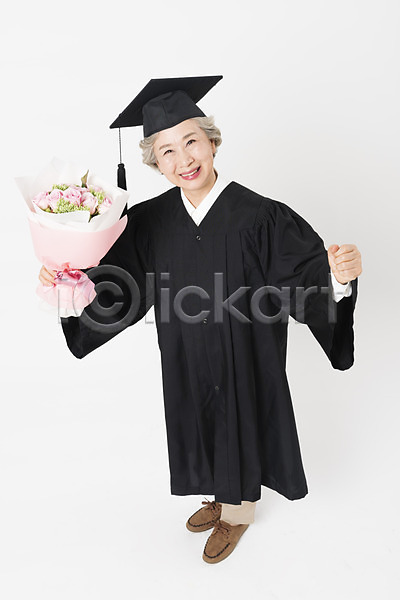 60대 노년 노인여자한명만 사람 여자 한국인 한명 JPG 앞모습 포토 하이앵글 꽃다발 노인대학 대학교 들기 미소(표정) 스튜디오촬영 실내 실버라이프 응시 전신 졸업 졸업가운 평생교육 학사모 할머니 흰배경