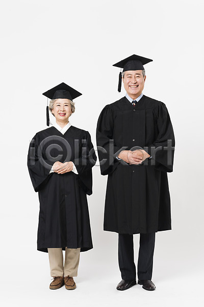 60대 70대 남자 노년 노인만 두명 사람 여자 한국인 JPG 앞모습 포토 노부부 대학교 미소(표정) 서기 손모으기 스튜디오촬영 실내 실버라이프 응시 전신 졸업 졸업가운 평생교육 학사모 할머니 할아버지 흰배경