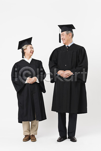 즐거움 60대 70대 남자 노년 노인만 두명 사람 여자 한국인 JPG 앞모습 포토 노부부 대학교 마주보기 미소(표정) 손모으기 스튜디오촬영 실내 실버라이프 응시 전신 졸업 졸업가운 평생교육 학사모 할머니 할아버지 흰배경