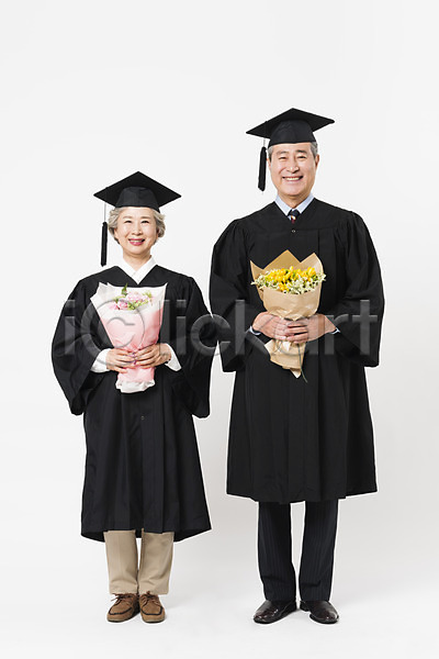축하 60대 70대 남자 노년 노인만 두명 사람 여자 한국인 JPG 앞모습 포토 꽃다발 노부부 대학교 들기 미소(표정) 스튜디오촬영 실내 실버라이프 응시 전신 졸업 졸업가운 평생교육 학사모 할머니 할아버지 흰배경