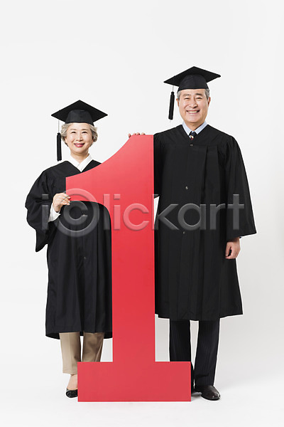60대 70대 남자 노년 노인만 두명 사람 여자 한국인 JPG 앞모습 포토 노부부 대학교 미소(표정) 배너 빨간색 서기 숫자 스튜디오촬영 실내 실버라이프 우승 응시 전신 졸업 졸업가운 평생교육 학사모 할머니 할아버지 흰배경