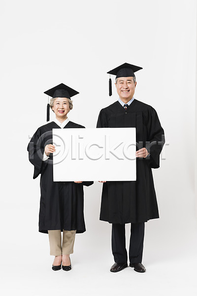 60대 70대 남자 노년 노인만 두명 사람 여자 한국인 JPG 앞모습 포토 노부부 대학교 들기 미소(표정) 배너 사각프레임 스튜디오촬영 실내 실버라이프 응시 전신 졸업 졸업가운 평생교육 학사모 할머니 할아버지 흰배경