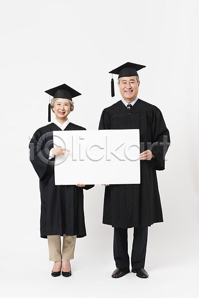 60대 70대 남자 노년 노인만 두명 사람 여자 한국인 JPG 앞모습 포토 노부부 대학교 들기 미소(표정) 배너 사각프레임 스튜디오촬영 실내 실버라이프 응시 전신 졸업 졸업가운 평생교육 학사모 할머니 할아버지 흰배경
