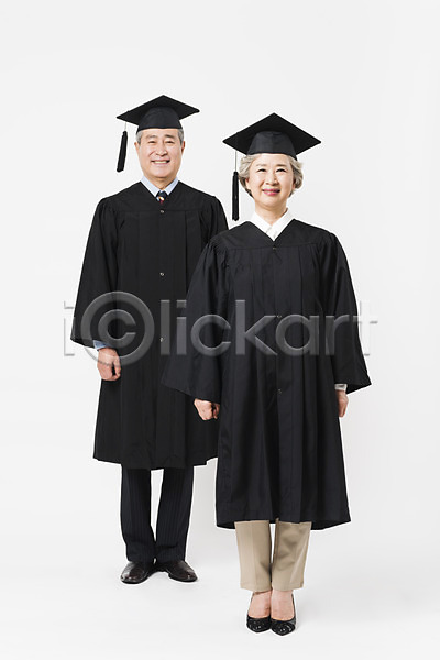 60대 70대 남자 노년 노인만 두명 사람 여자 한국인 JPG 앞모습 포토 노부부 대학교 미소(표정) 서기 스튜디오촬영 실내 실버라이프 응시 전신 졸업 졸업가운 평생교육 학사모 할머니 할아버지 흰배경