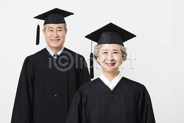 60대 70대 남자 노년 노인만 두명 사람 여자 한국인 JPG 앞모습 포토 노부부 대학교 미소(표정) 상반신 스튜디오촬영 실내 실버라이프 응시 졸업 졸업가운 평생교육 학사모 할머니 할아버지 흰배경
