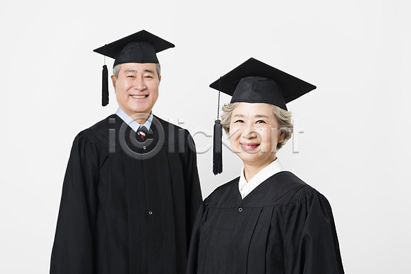 60대 70대 남자 노년 노인만 두명 사람 여자 한국인 JPG 앞모습 포토 노부부 대학교 미소(표정) 상반신 스튜디오촬영 실내 실버라이프 응시 졸업 졸업가운 평생교육 학사모 할머니 할아버지 흰배경