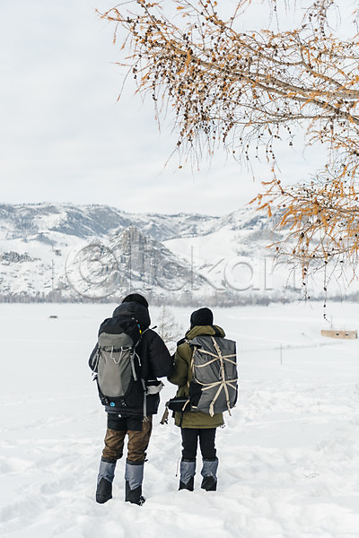 20대 30대 남자 두명 사람 성인 성인만 여자 한국인 JPG 뒷모습 포토 겨울풍경 나무 눈(날씨) 몽골 배낭 산 서기 설원 야외 여행 응시 전신 주간 커플 트래킹 패딩