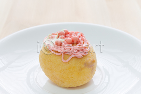 달콤 사람없음 JPG 포토 해외이미지 나무탁자 디저트 실내 에클레어 접시 프랑스음식 한개 휘핑크림