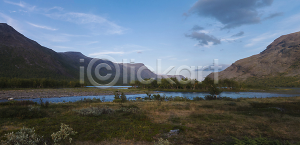 사람없음 JPG 포토 해외이미지 강 개울 공원 구름 나무 물 바위 백그라운드 북극 산 섬 숲 스웨덴 스칸디나비아 야외 언덕 여름 여행 유럽 자국 자연 자작나무 전국 초록색 파노라마 파란색 풍경 하이킹 해외포토 호수 황무지 휴가