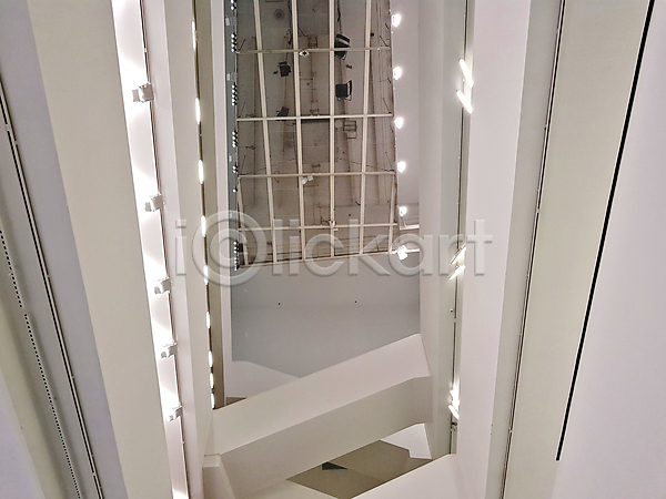 사람없음 3D JPG 포토 해외이미지 흑백 건축양식 내부 디자인 미니멀리스트 미술관 방 백그라운드 빛 선 실내 장식 재산 추상 하이테크 휴게실 흰색