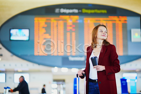 10대 서양인 성인 성인여자한명만 여자 한명 JPG 포토 해외이미지 공항 비행기 빨간색 시간표 여행 여행가방 여행객 코트 휴가