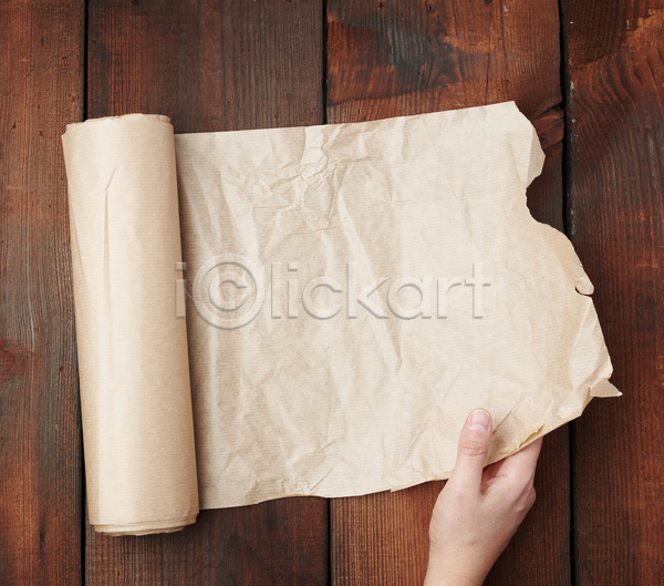 신체부위 JPG 포토 하이앵글 해외이미지 갈색 두루마리 손 잡기 종이 종이호일 찢어짐 포장소품