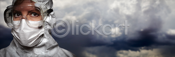 보호 사람 여자 한명 JPG 포토 해외이미지 가면 간호사 건강 건강관리 고글 구름 기술자 긴급 노동자 돌봄 바이러스 배너 안전 약 얼굴 예방 유니폼 의사 정장 직업 질병 폭풍 폭풍우 해외포토