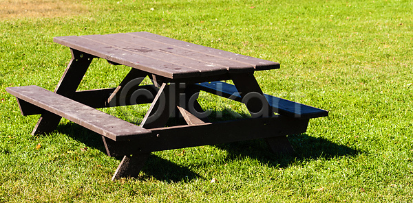 사람없음 JPG 포토 해외이미지 가구 갈색 공원 맑음 목재 밭 벤치 소풍 야외 여름(계절) 오브젝트 의자 자연 잔디 장비 정원 초록색 탁자