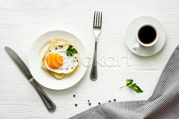 사람없음 JPG 포토 하이앵글 해외이미지 계란프라이 나이프 빵 식탁보 실내 아메리카노 아침식사 접시 커피잔 포크 흰배경