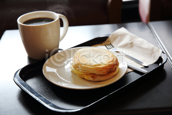 사람없음 JPG 포토 해외이미지 실내 아침식사 잉글리쉬머핀 쟁반 커피 커피잔 탁자 포크