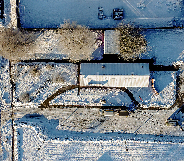 추위 사람없음 JPG 포토 해외이미지 건물 건축양식 겨울 냉동 드론 서리 안테나 옥상 외관 유럽 장면 정상 조감도 주택 지붕 흰색