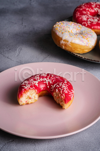 사람없음 JPG 포토 해외이미지 단면 도넛 디저트 실내 이빨자국 접시