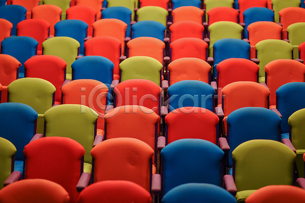 사람없음 JPG 포토 해외이미지 가로 객석 그룹 극장 내부 노란색 많음 방 빨간색 실내 오렌지 의자 이벤트 일렬 줄서기 컬러풀 파란색 패턴