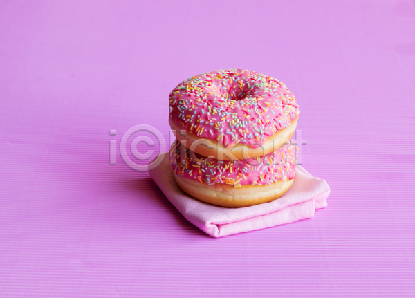 사람없음 JPG 포토 해외이미지 도넛 두개 디저트 분홍색 실내 쌓기