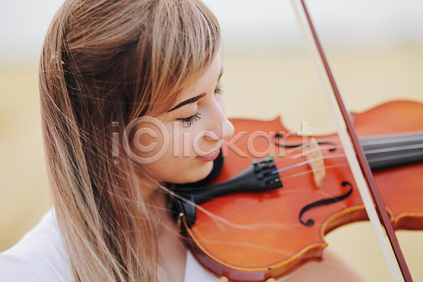 성인 성인여자한명만 여자 한명 JPG 포토 해외이미지 바이올리니스트 바이올린 야외 연주 자연 주간