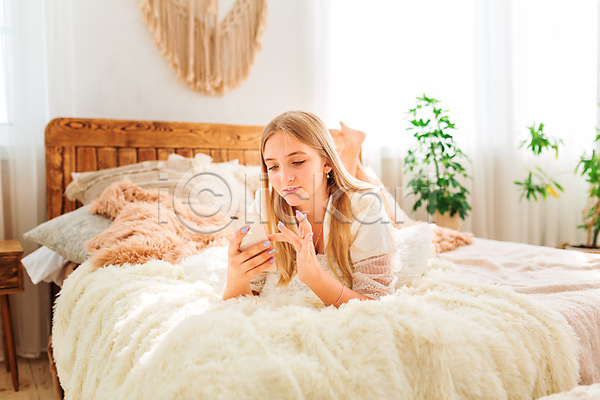 여유 휴식 십대여자한명만 여자 청소년 한명 JPG 포토 해외이미지 들기 라이프스타일 엎드리기 일상 전신 침구 침대 커튼 터치 핸드폰 햇빛 화분