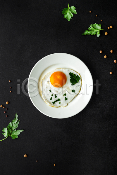 사람없음 JPG 포토 하이앵글 해외이미지 검은배경 계란프라이 실내 아침식사 접시 파슬리