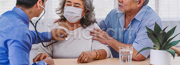고통 함께함 행복 남자 동양인 두명 사람 여자 JPG 포토 해외이미지 가족 간호사 건강 돌봄 라이프스타일 바이러스 병원 보험 세대 시험 실내 심장병 약 옛날 은퇴 의사 전문직 조부모 주택 지원 질병 청진기 할머니 해외포토 헬프 환자