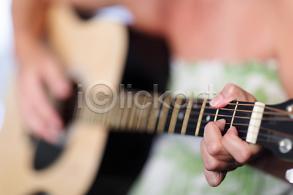 여유 성인 성인여자한명만 여자 한명 JPG 아웃포커스 옆모습 포토 해외이미지 기타 기타리스트 상반신 실내 연주