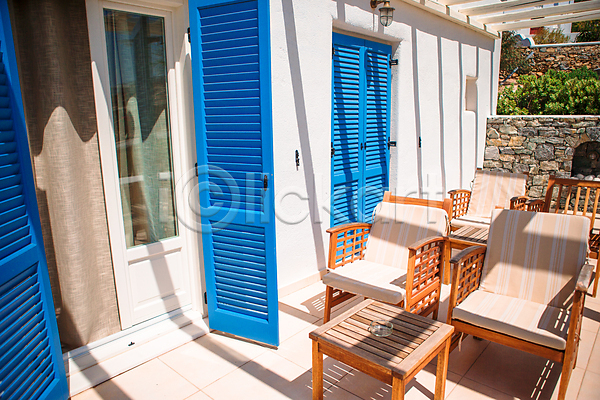 사람없음 JPG 포토 해외이미지 그리스 발코니 산토리니 의자 탁자 파란색 풍경(경치) 휴양지