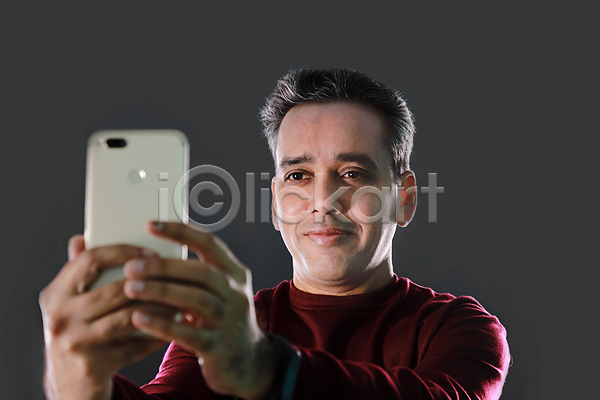 스마트 40대 남자 동양인 사람 인도인 한명 JPG 포토 해외이미지 모델 모바일 미소(표정) 세포 스마트폰 스타일 중동 카메라 표현 핸드폰 회색
