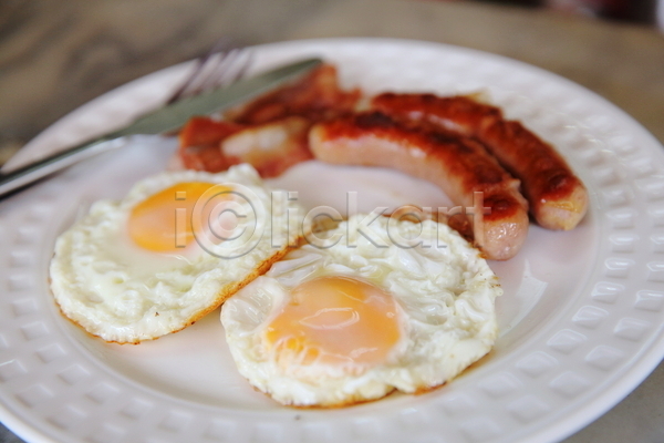 사람없음 JPG 아웃포커스 포토 해외이미지 계란프라이 나이프 소시지 실내 아침식사 접시