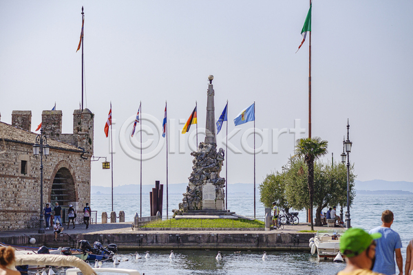 사람없음 JPG 포토 해외이미지 건물 국기 깃대 동상 바다 야외 유럽건축 유럽풍경 이탈리아 주간 하늘