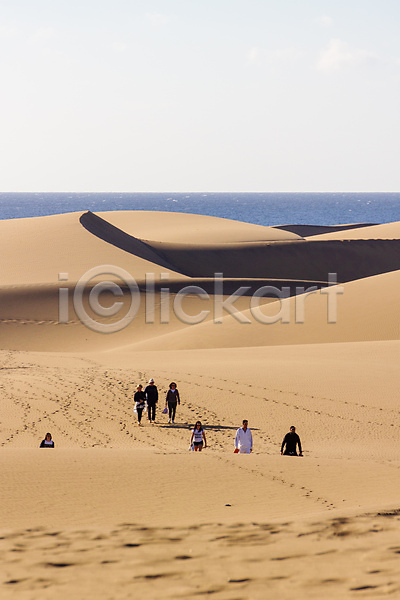 사람 여러명 JPG 포토 해외이미지 모래언덕 바다 사막 야외 주간 풍경(경치) 하늘