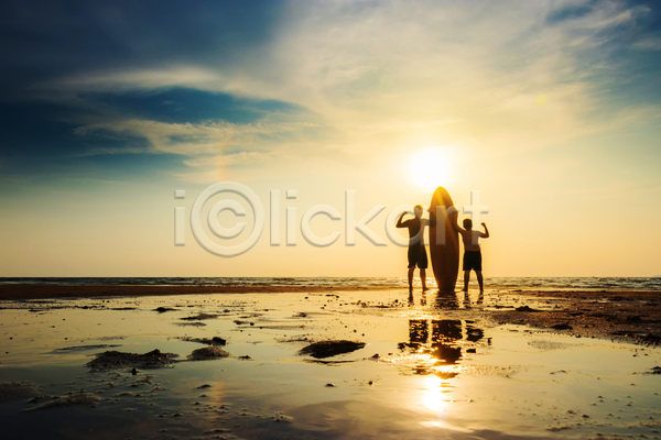 남자 남자만 두명 성인 소년 어린이 JPG 실루엣 포토 해외이미지 구름(자연) 바다 서기 서핑보드 수영복 야외 전신 주간 태양 하늘 해변