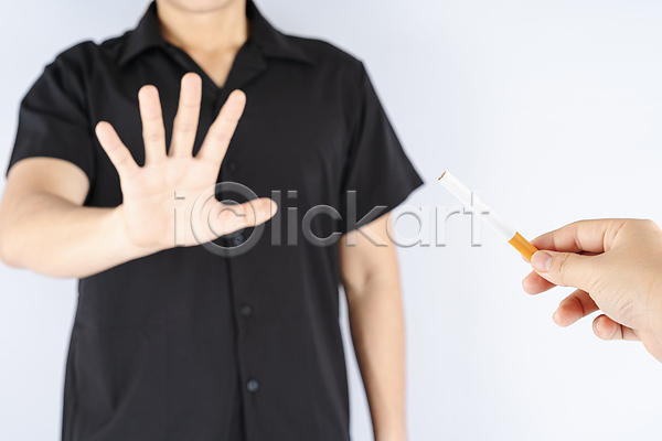 거절 남자 성인 성인남자한명만 신체부위 한명 JPG 앞모습 포토 해외이미지 금연 금연데이 담배꽁초 들기 상반신 손 손내밀기 스튜디오촬영