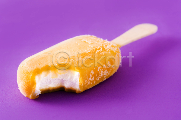 사람없음 JPG 포토 해외이미지 막대아이스크림 보라색배경 실내 아이스크림 오렌지맛 이빨자국 하드