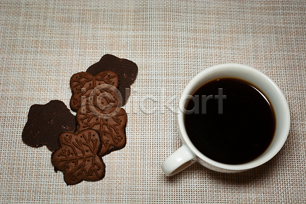 달콤 신선 사람없음 JPG 포토 해외이미지 갈색 검은색 디저트 머그컵 백그라운드 아침식사 어둠 음료 음식 초콜릿 카페 커피 컵 쿠키 탁자 흰색