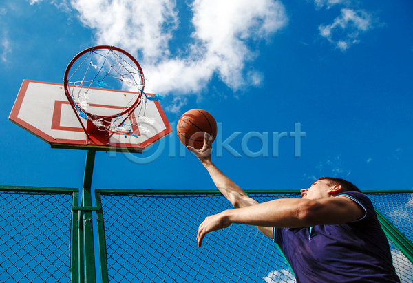 청춘(젊음) 남자 성인 성인남자한명만 한명 JPG 로우앵글 포토 해외이미지 구름(자연) 농구 농구공 농구대 슛 야외 주간 하늘