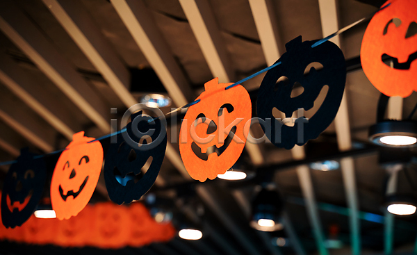 사람없음 JPG 아웃포커스 포토 해외이미지 가랜드 가을(계절) 디자인 매달리기 실내 장식 잭오랜턴 천장 축제 컨셉 파티 할로윈
