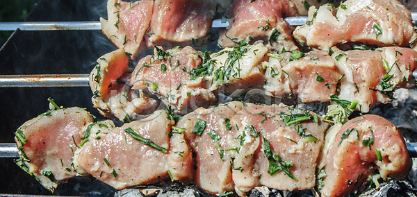 뜨거움 사람없음 JPG 포토 해외이미지 가로 고추 굽기 그릴 꼬치 날것 다진 돼지고기 막대기 먹기 목재 바비큐 방법 번 빨간색 소고기 스테이크 식사 야외 양파 오브젝트 요리 육류 음식 저녁식사 점심식사 정물화 채소 케밥 튀김 파프리카 해외포토 햄버거 후추