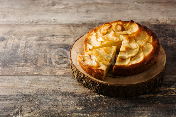 달콤 사람없음 JPG 포토 해외이미지 나무받침 나무배경 디저트 실내 애플파이 파이(빵)