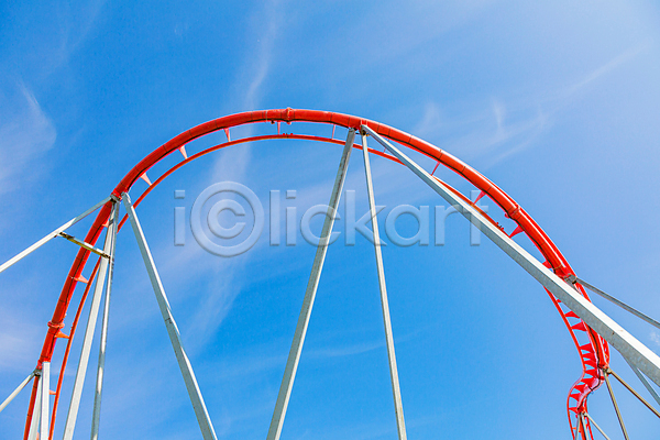 행복 휴식 사람없음 JPG 포토 해외이미지 곡선 놀이공원 롤러코스터 맑음 빨간색 야외 주간 주말 파란색 하늘